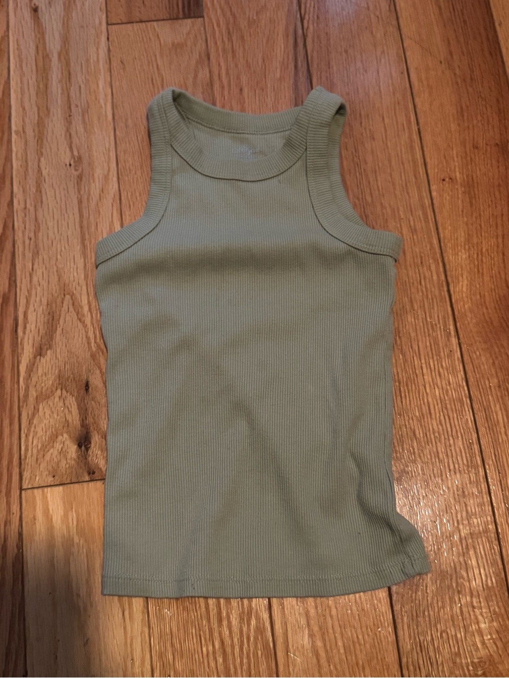 8 tank tops - Picture 2 of 9